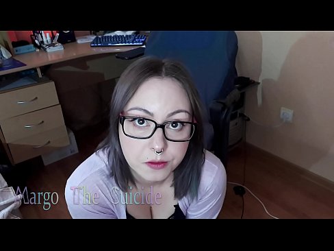 ❤️ 안경을 쓴 섹시한 여자가 카메라에 딜도를 빤다. ❤❌ 슈퍼 섹스 ko.desixxxtube.ru에서